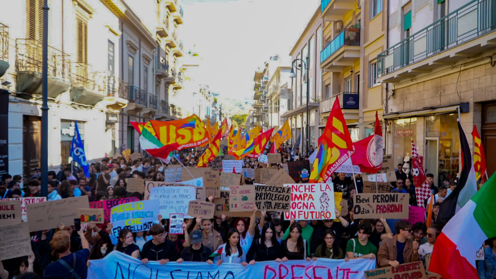 Reggio scende in piazza, un migliaio di persone sfilano su corso: studenti e lavoratori uniti in un’unica voce\n