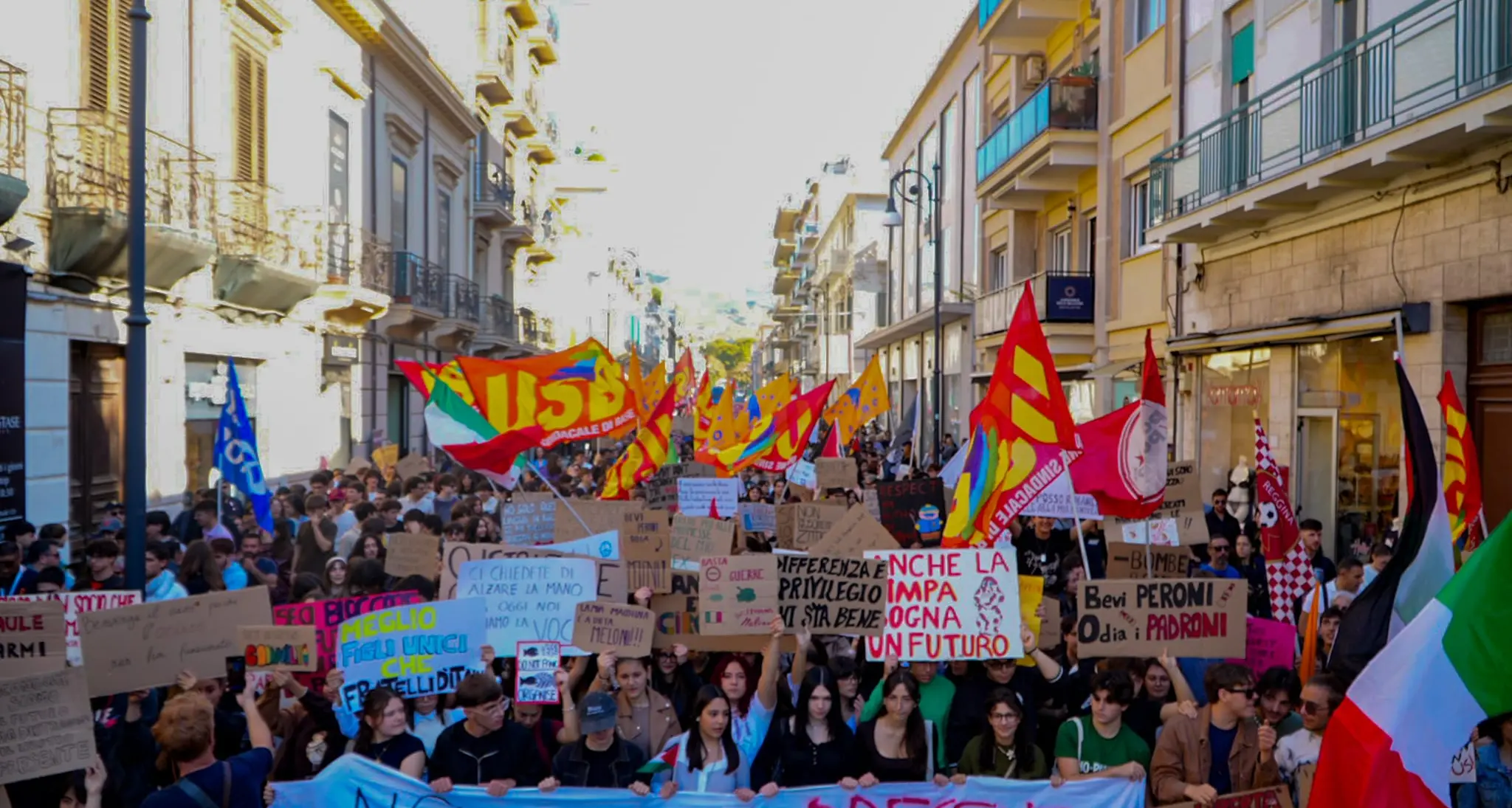 Reggio scende in piazza,\u00A0studenti e lavoratori uniti in un’unica voce sfilano in città –\u00A0LE FOTO\n