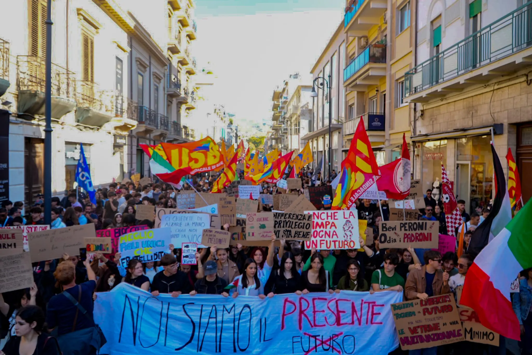 Reggio scende in piazza,\u00A0studenti e lavoratori uniti in un’unica voce sfilano in città –\u00A0LE FOTO\n
