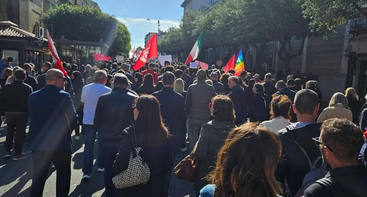 Crotone, agricoltori e studenti in corteo contro la crisi economica: contestato il sindaco Voce\n