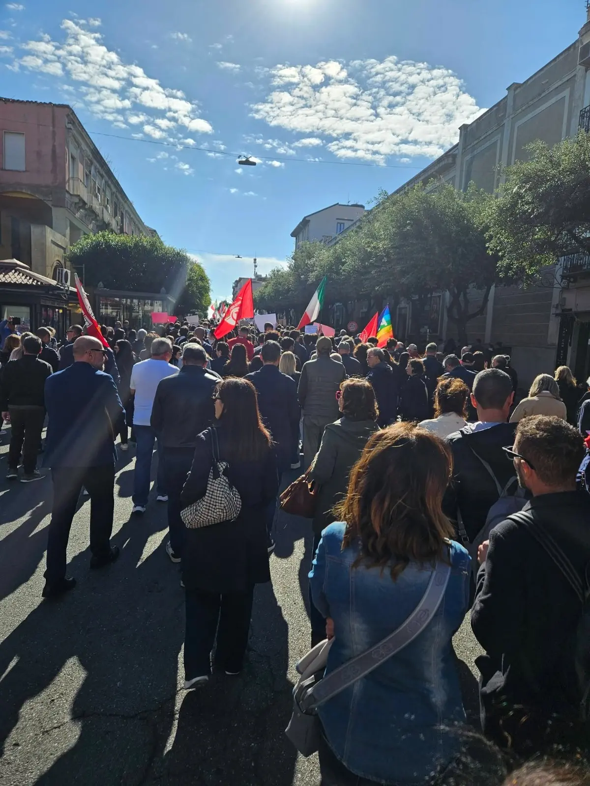 Crotone, agricoltori e studenti in corteo contro la crisi economica: contestato il sindaco Voce\n