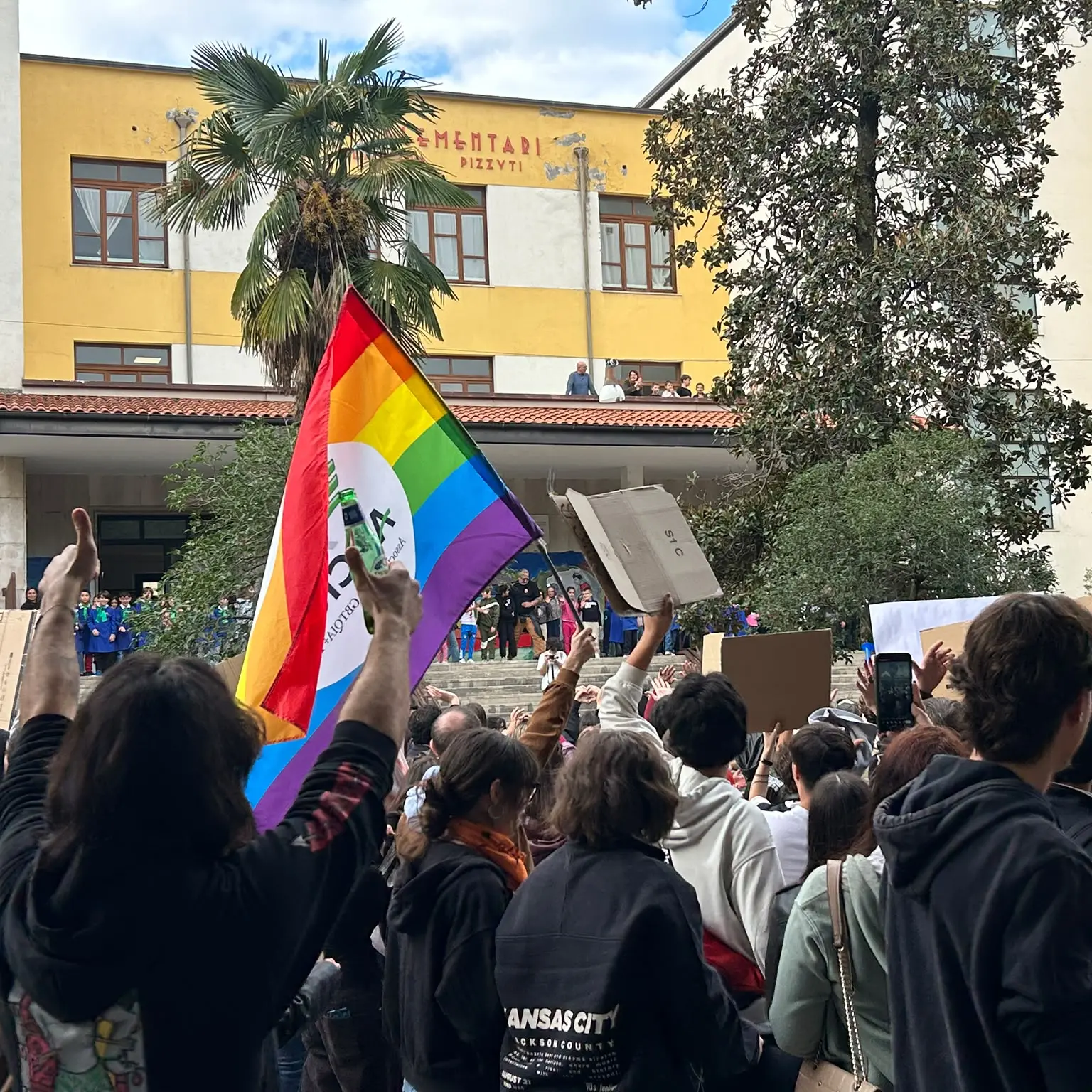 Cosenza, i bambini si affacciano dalle finestre della scuola per salutare il corteo: baci e applausi ai manifestanti\n