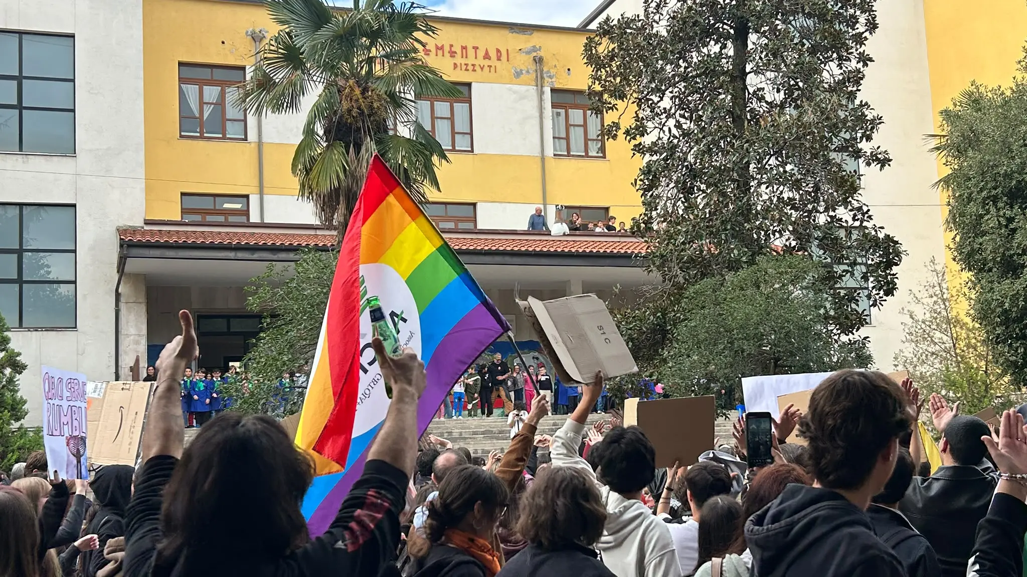 Cosenza, i bambini si affacciano dalle finestre della scuola per salutare il corteo: baci e applausi ai manifestanti\n