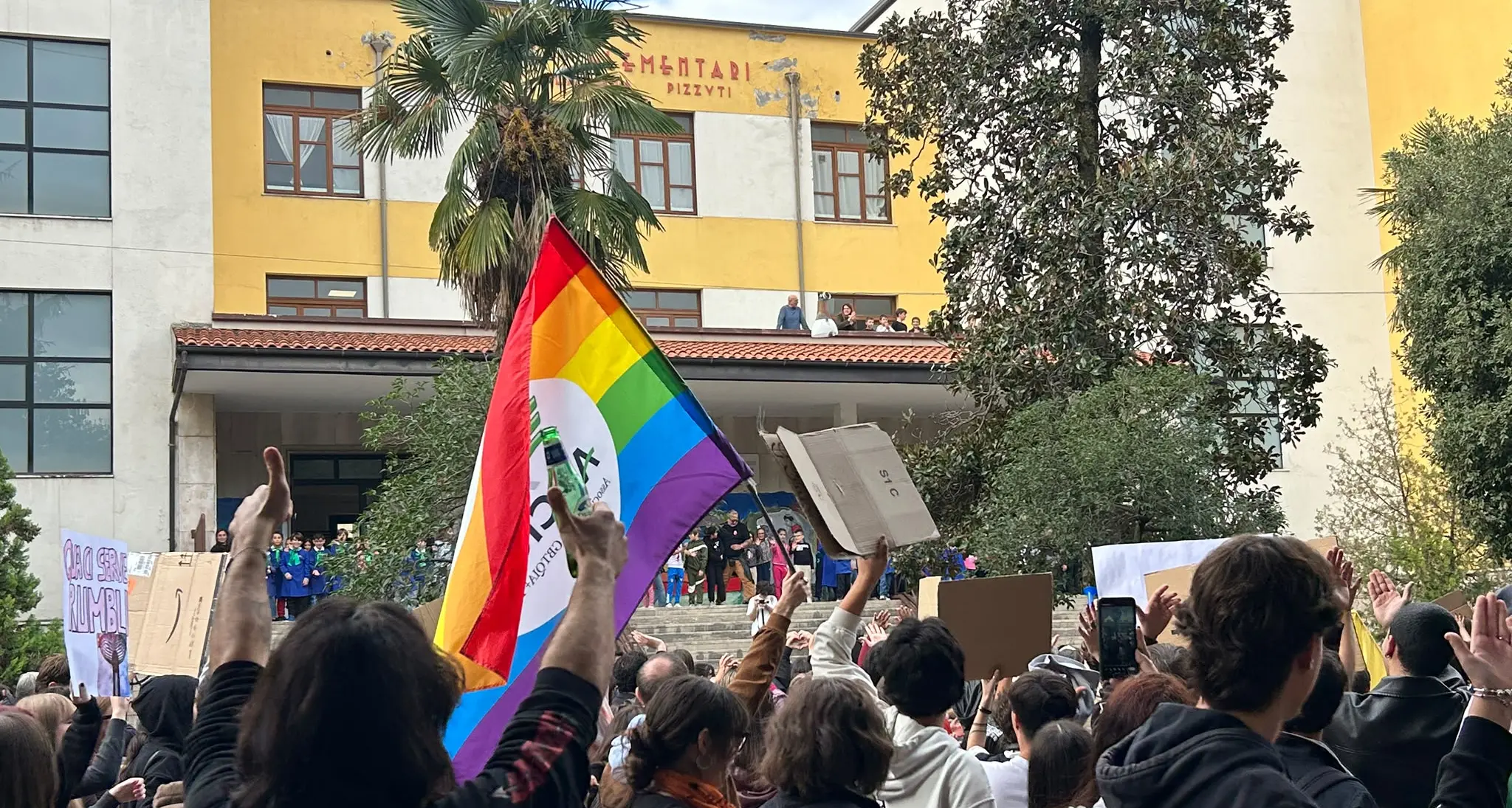 Cosenza, i bambini si affacciano dalle finestre della scuola per salutare il corteo: baci e applausi ai manifestanti\n