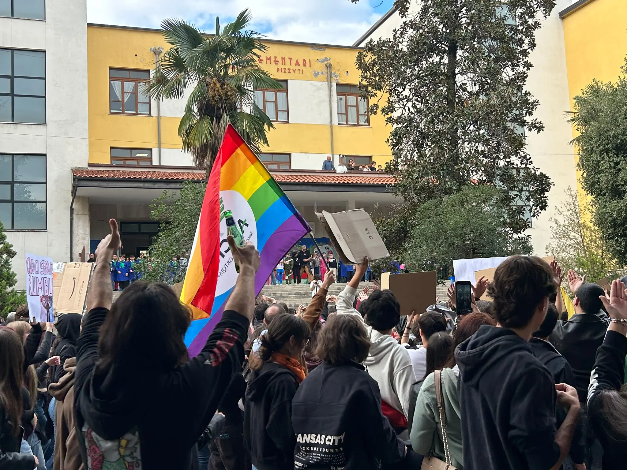 Cosenza, i bambini si affacciano dalle finestre della scuola per salutare il corteo: baci e applausi ai manifestanti\n