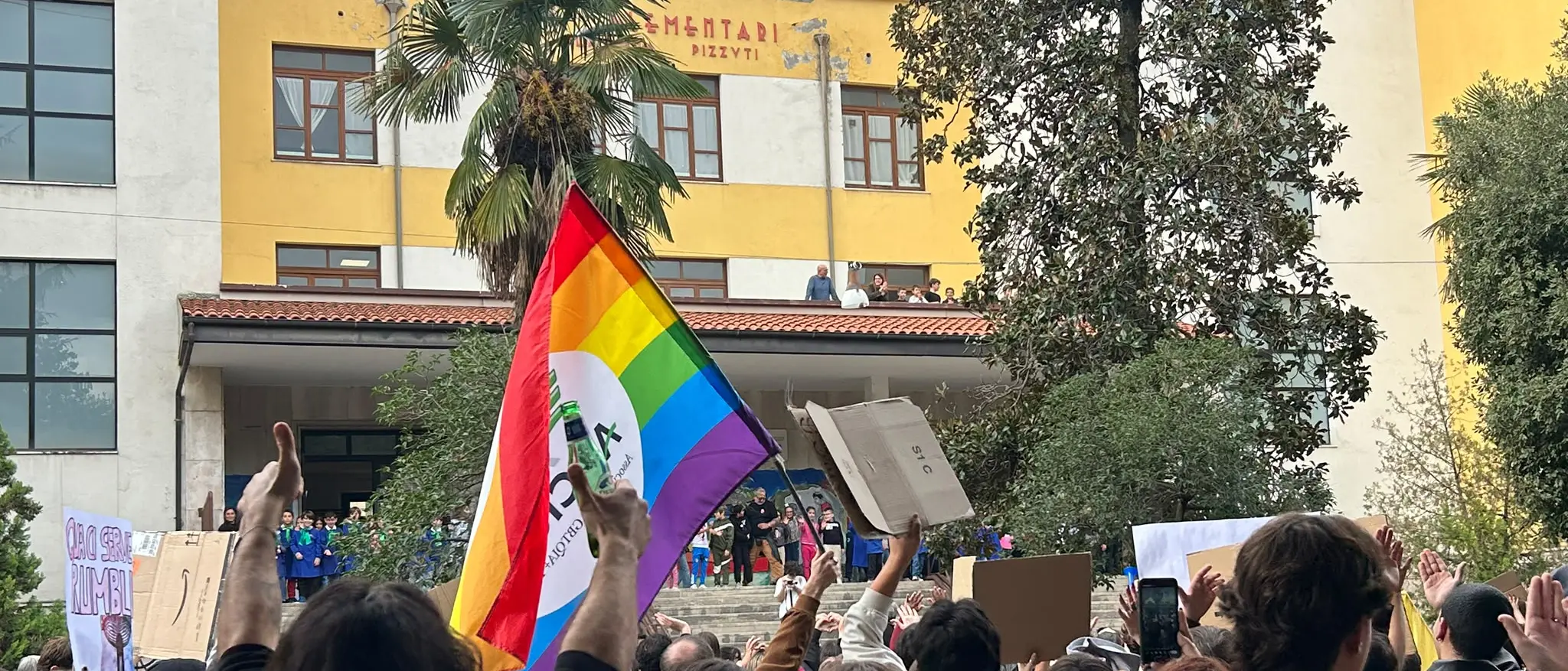 Cosenza, i bambini si affacciano dalle finestre della scuola per salutare il corteo: baci e applausi ai manifestanti\n