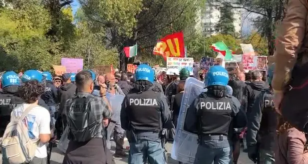 I manifestanti occupano l'A2