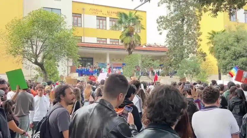 Saluto tra i bimbi e gli studenti durante il corteo di Cosenza