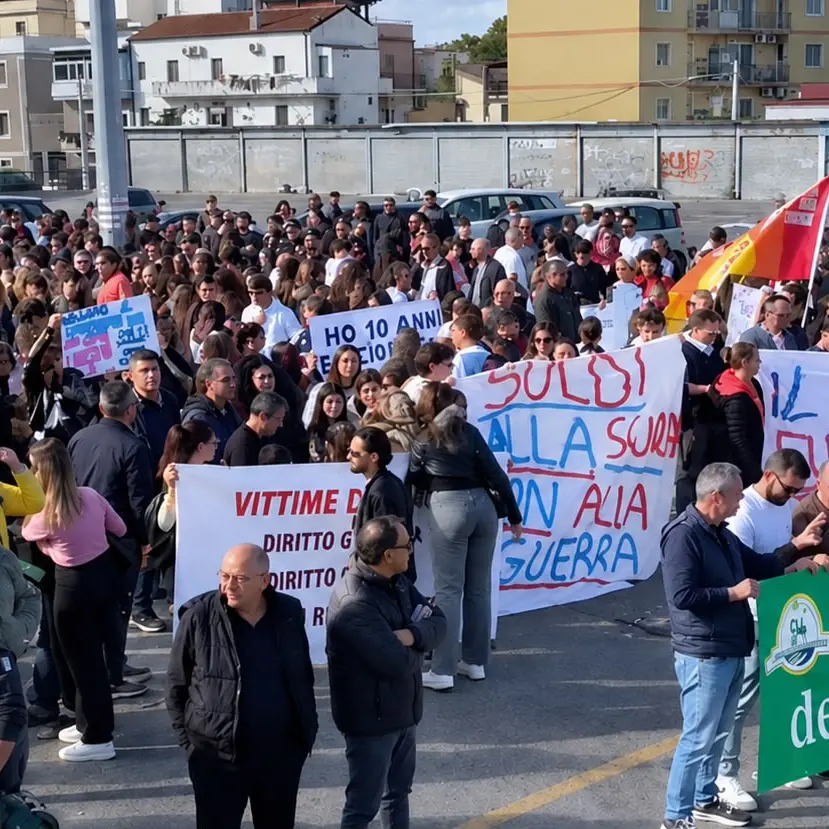 Crotone, agricoltori e studenti in corteo contro la crisi economica: contestato il sindaco Voce\n