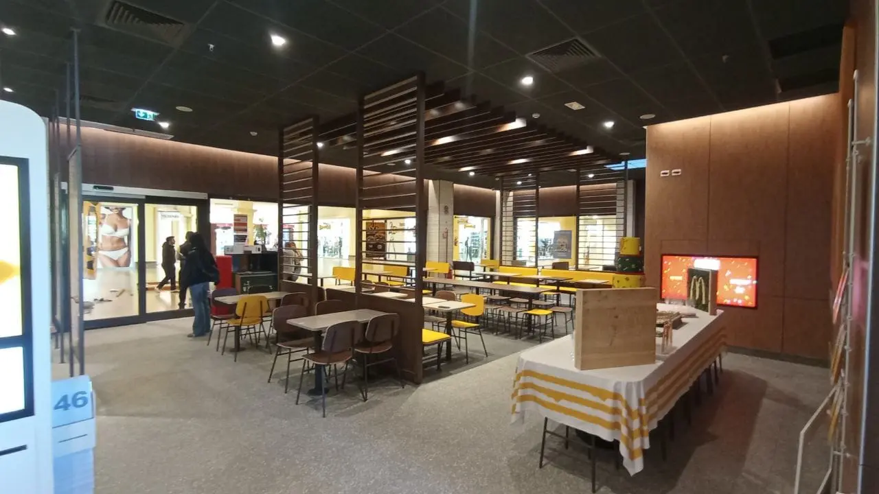 Una sala interna del McDonald's
