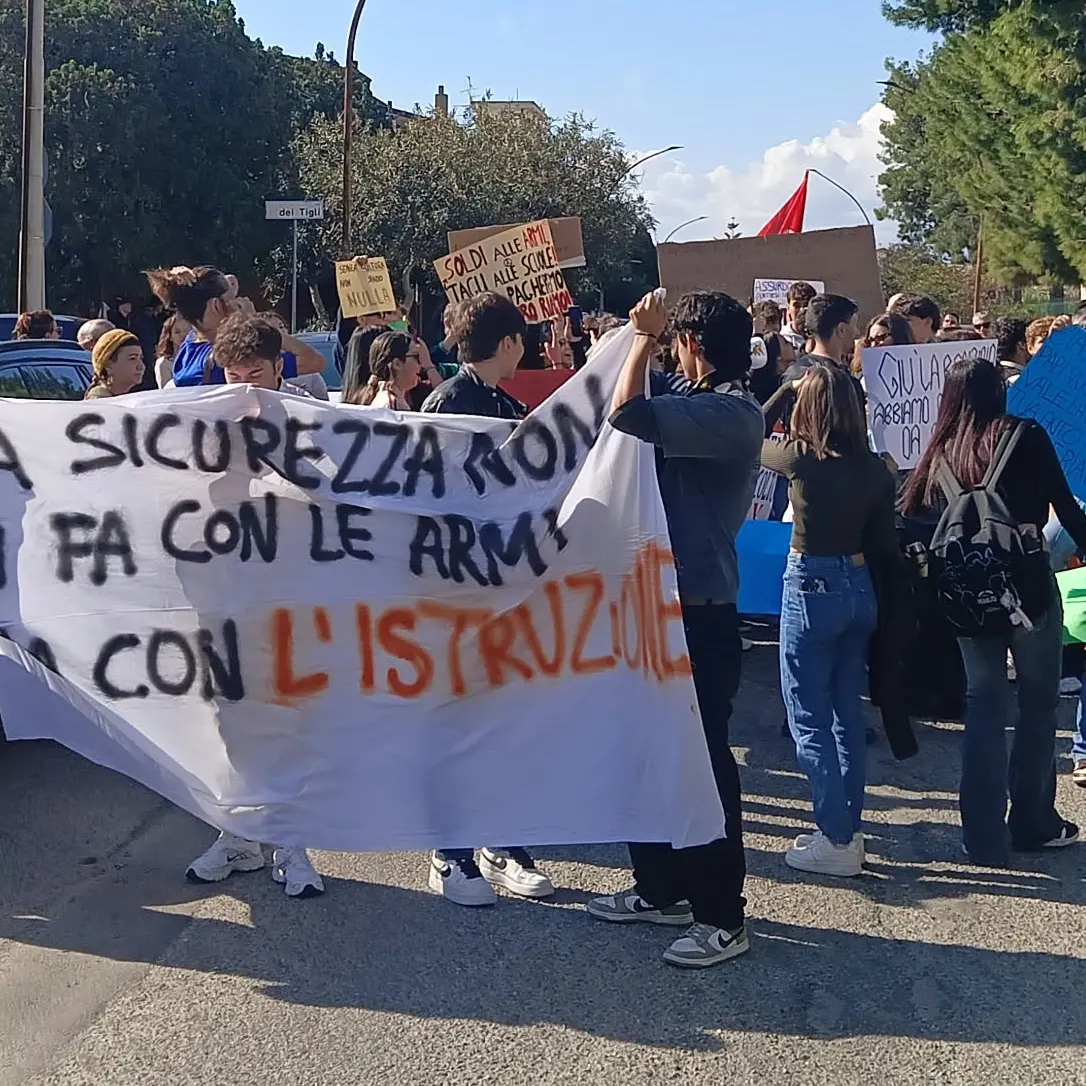 Anche Siderno scende in piazza: studenti e lavoratori uniti contro il caro vita e i tagli\n