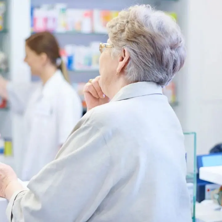 Bonus da 300 euro l'anno per curarsi, in arrivo la card ricaricabile per le spese sanitarie degli over 75\n