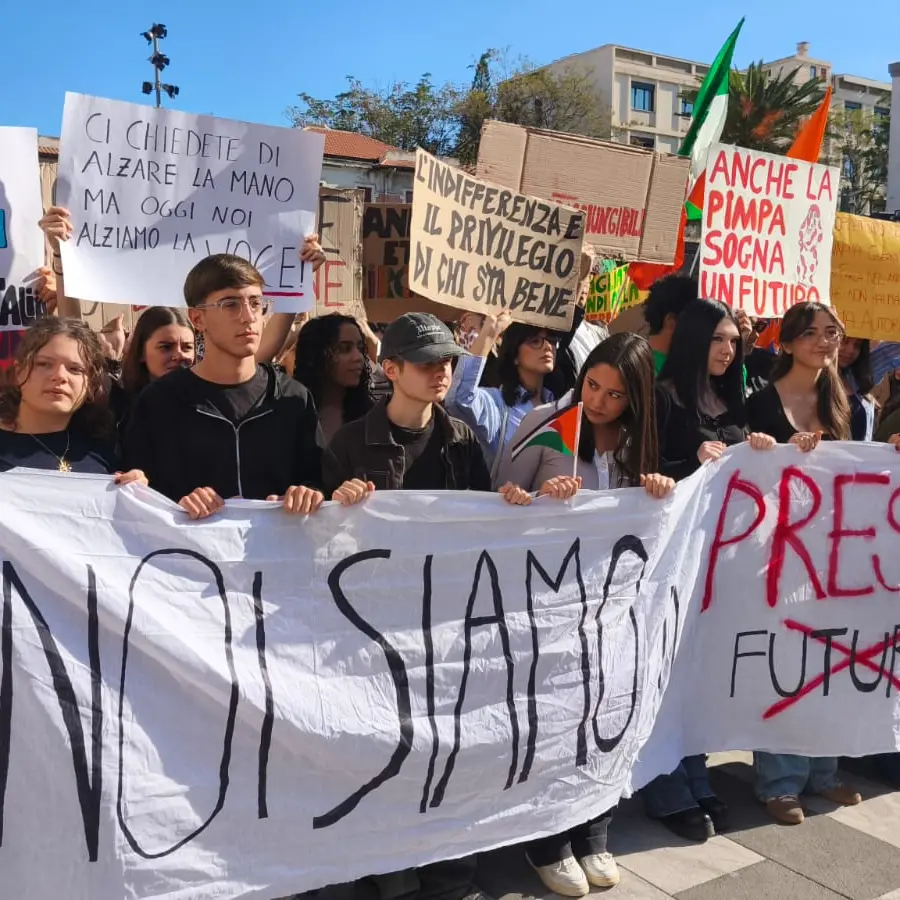 <p>L’Italia che protesta è giovane: lo sciopero generale lancia un messaggio al Paese, ma la politica non riesce a trovare risposte</p>
