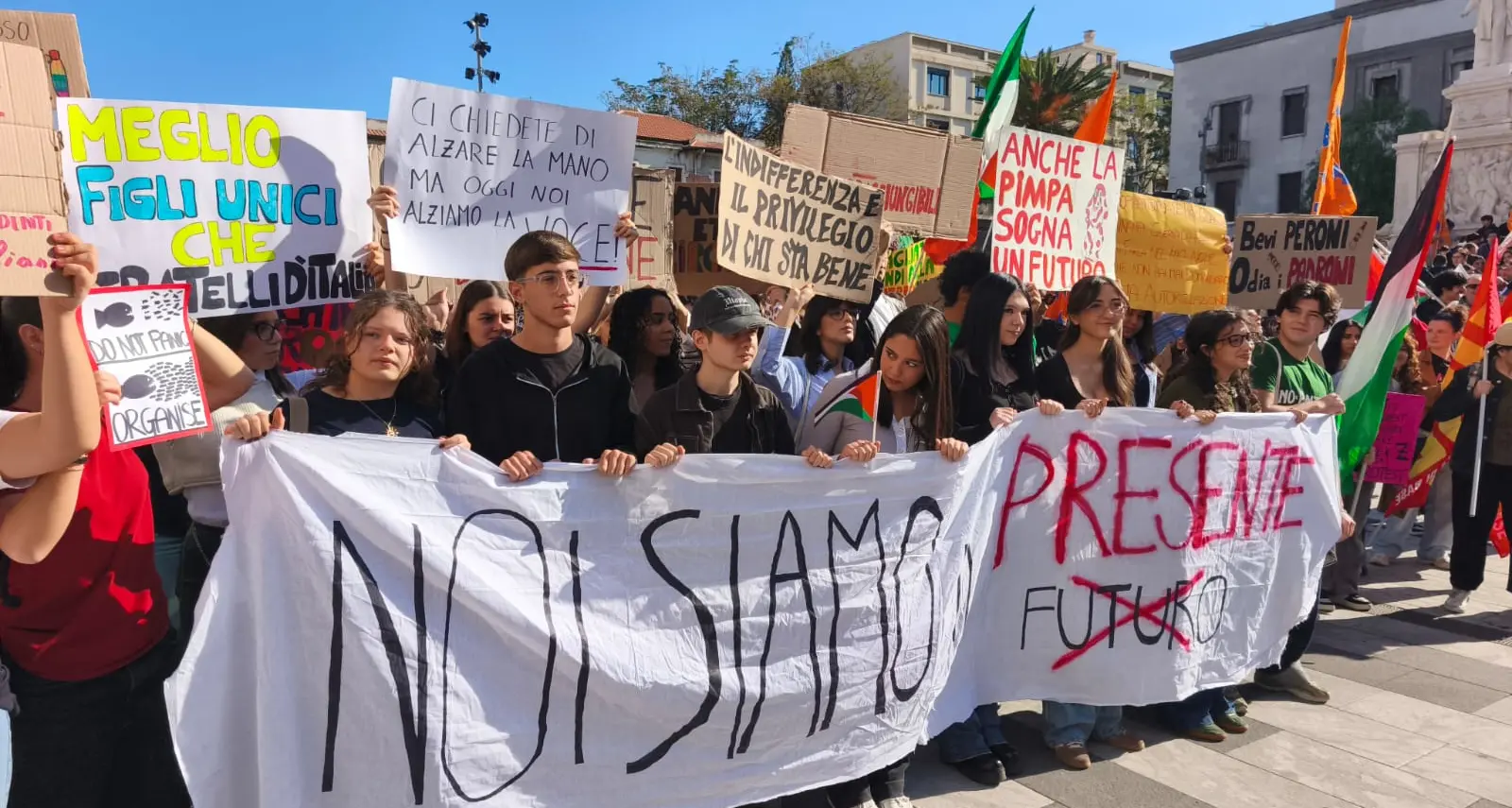 L’Italia che protesta è giovane: lo sciopero generale lancia un messaggio al Paese, ma la politica\u00A0non riesce a trovare risposte\n