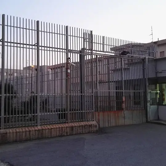 <p>Tre agenti della Polizia indagati per un suicidio nel carcere di Paola, il Sappe: «Massima fiducia nella giustizia»</p>