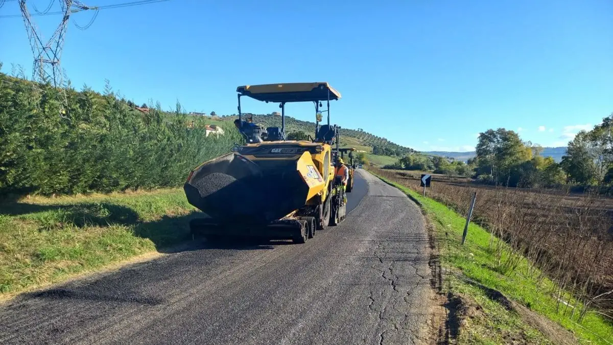 <p>Bitumazione delle strade provinciali cosentine</p>\\n