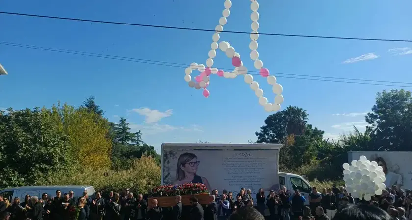 <p>Uccisa nell'agguato di Cassano, oggi<span style=\"color:hsl(0,75%,60%);\"> l'ultimo saluto a Silvana Sibarelli</span>: «Questo abominevole misfatto segni la fine della violenza»</p>