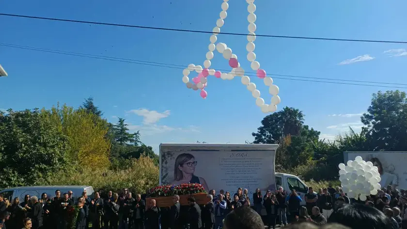 Sibari saluta Silvana Sibarelli, don Pietro Groccia ai funerali:\u00A0«Questo abominevole misfatto segni la fine della violenza»\n