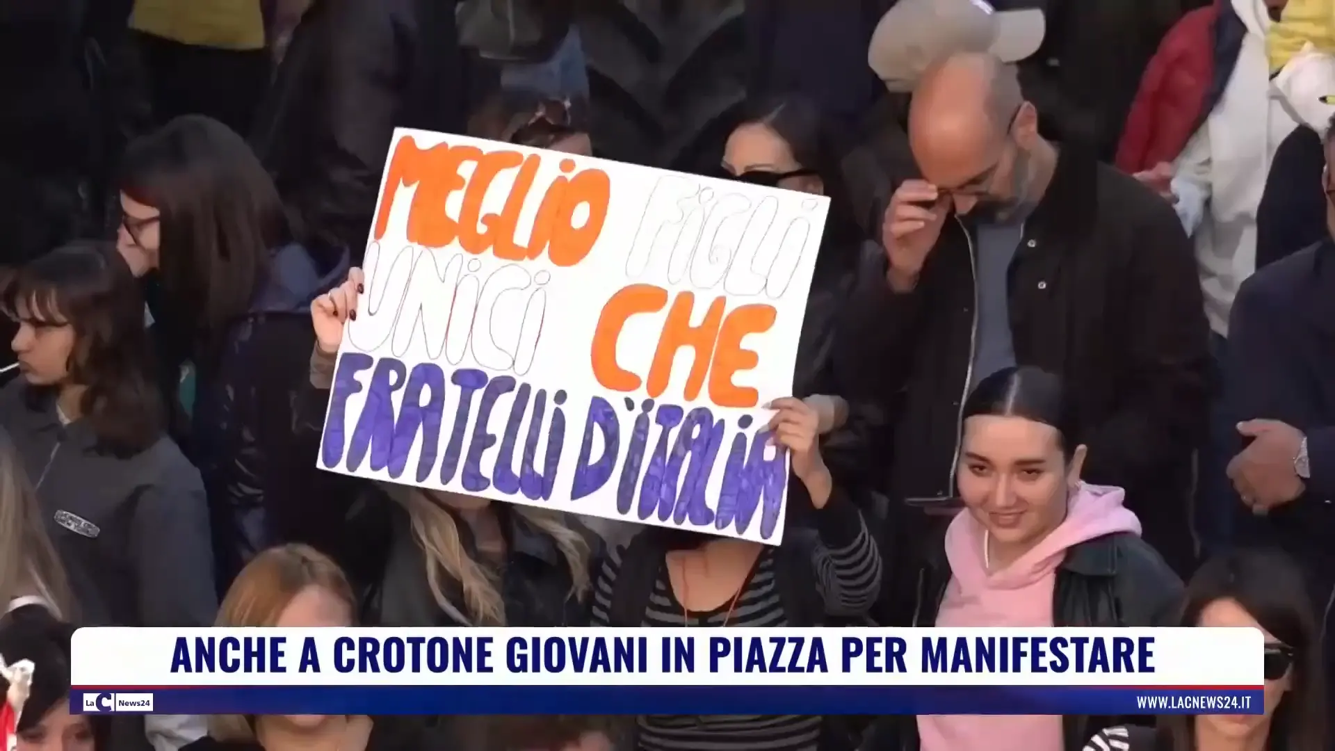 Anche a Crotone giovani in piazza per manifestare
