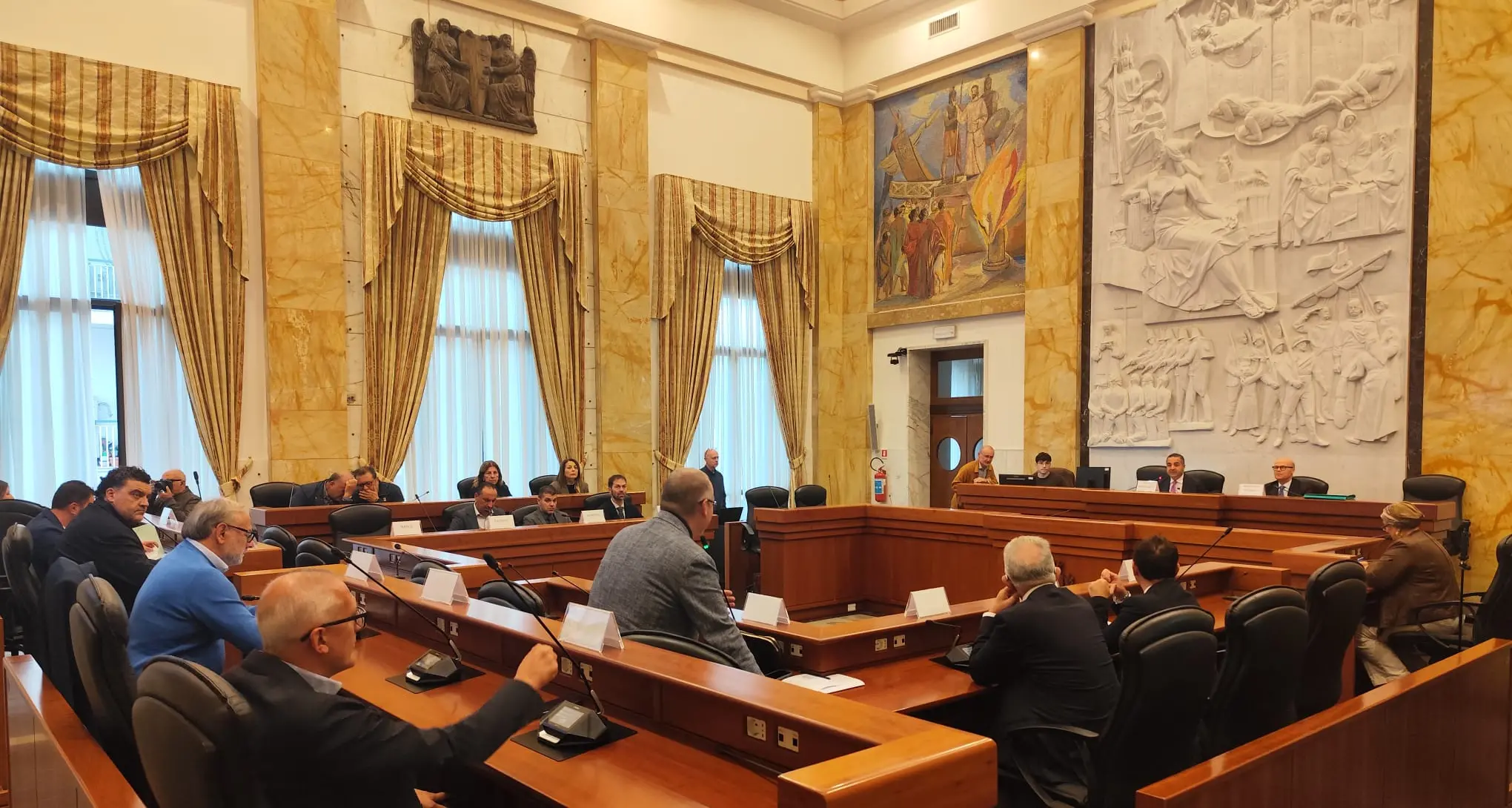 Consiglio Metropolitano, unanimità su sociale, scuole e viabilità. Cannizzaro: «Lavoriamo per il bene dei 97 Comuni»\n