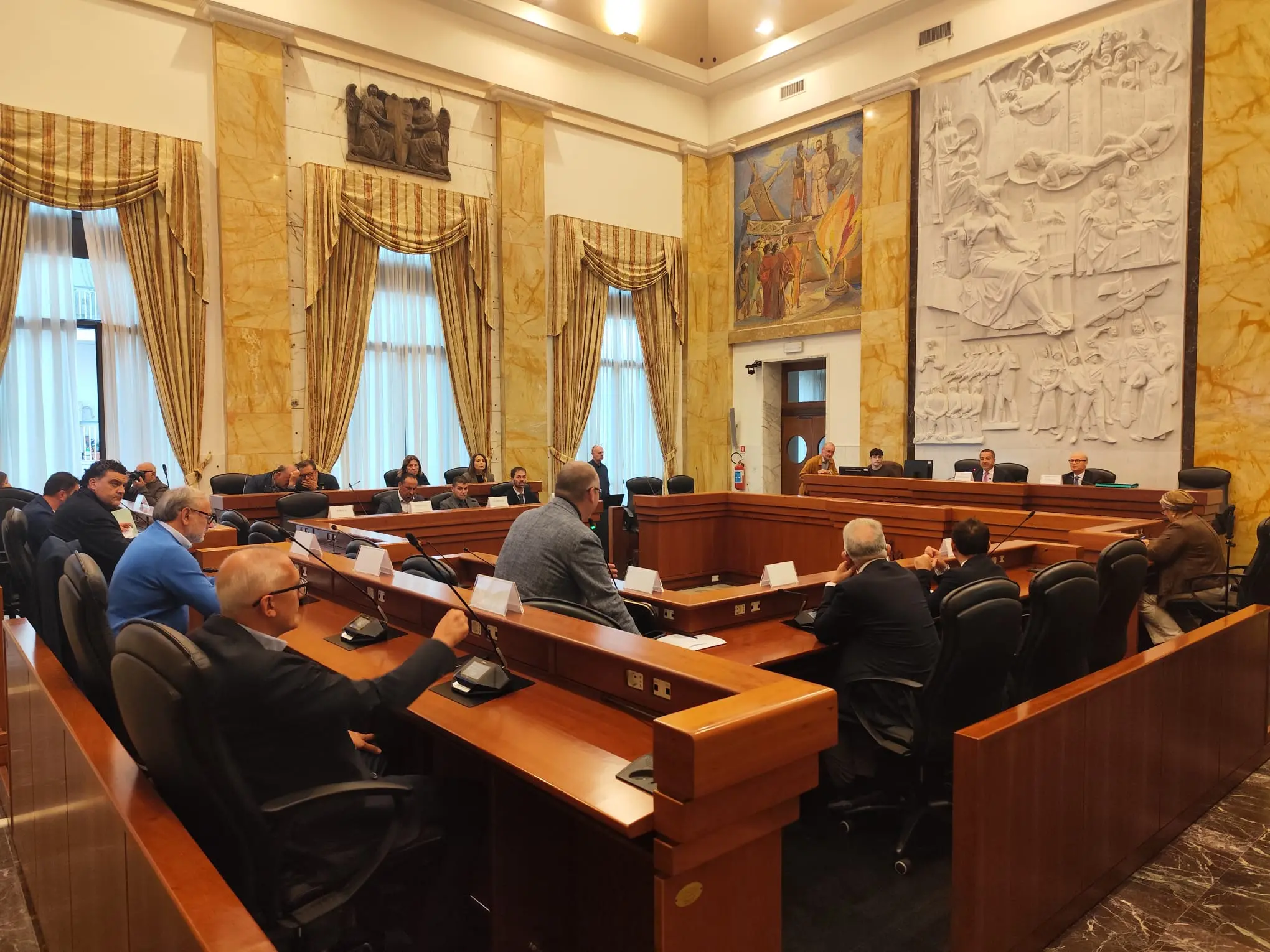 Consiglio Metropolitano, unanimità su sociale, scuole e viabilità. Cannizzaro: «Lavoriamo per il bene dei 97 Comuni»\n