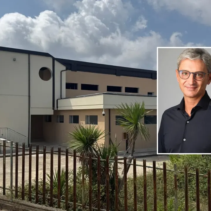 <p>Piscina comunale di Vibo, cancelli ancora chiusi e lavori fermi. Lo sconcerto di Mangialavori che reperì i fondi: «Una ferita aperta»</p>