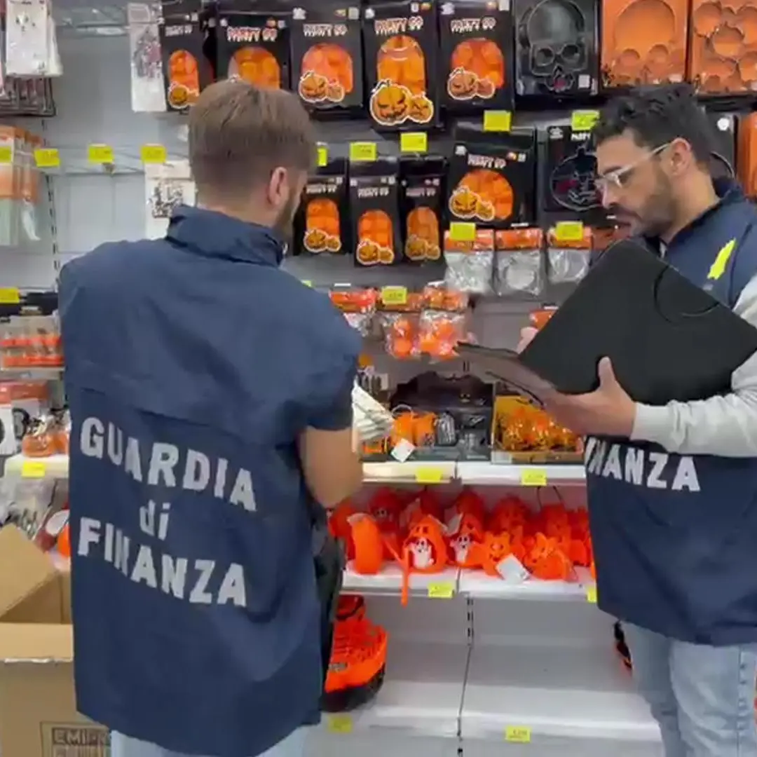 Blitz di Halloween a Reggio Calabria: sequestrati quasi 40mila articoli non conformi in sei esercizi commerciali\n