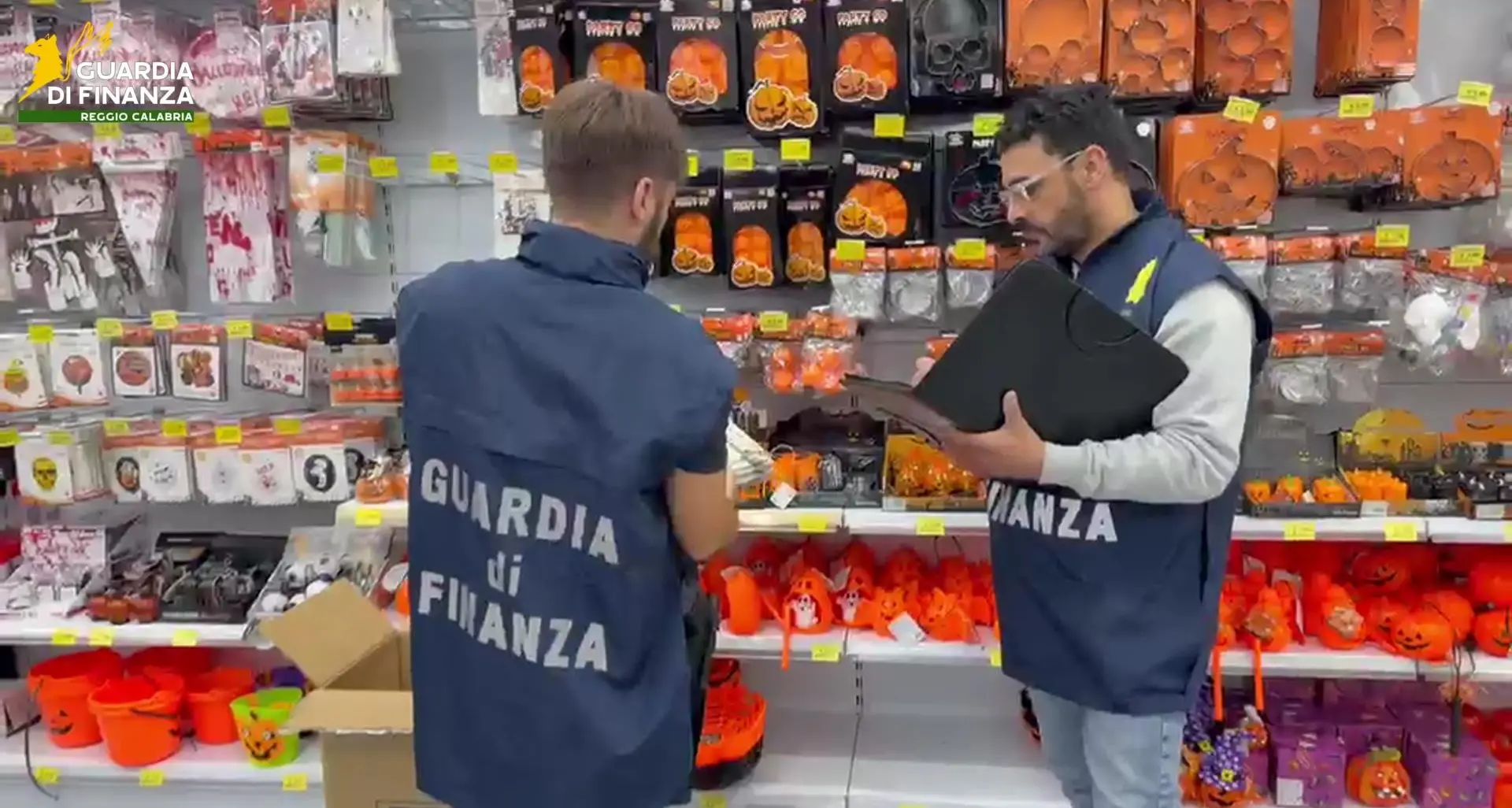 Blitz di Halloween a Reggio Calabria: sequestrati quasi 40mila articoli non conformi in sei esercizi commerciali\n