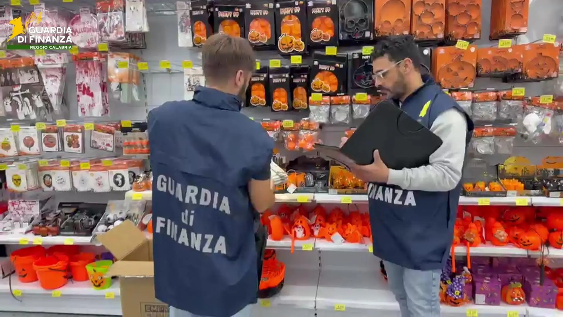 Blitz di Halloween a Reggio Calabria: sequestrati quasi 40mila articoli non conformi in sei esercizi commerciali\n