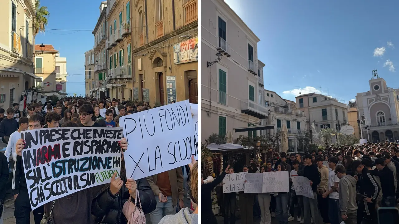 Tropea, studenti in corteo tra i turisti: massiccia partecipazione alle proteste contro il carovita anche nella capitale del turismo calabrese\n