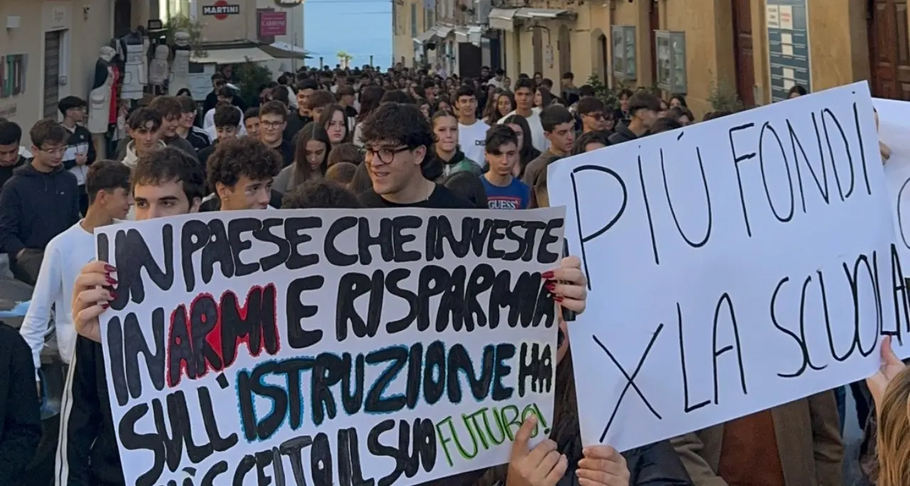 <p>Tropea, <span style=\"color:hsl(0, 75%, 60%);\">studenti in corteo</span> contro il carovita anche nella capitale del turismo calabrese</p>