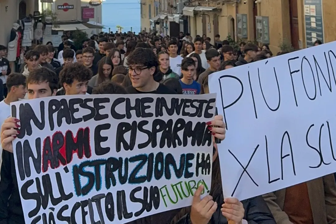 <p>Tropea, studenti in corteo contro il carovita anche nella capitale del turismo calabrese</p>