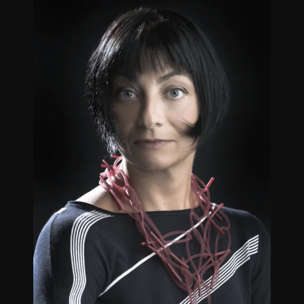 “Synèrgeia”, Anna Teresa Ritacco torna alle origini con una mostra tra materia, memoria e contemporaneo\n