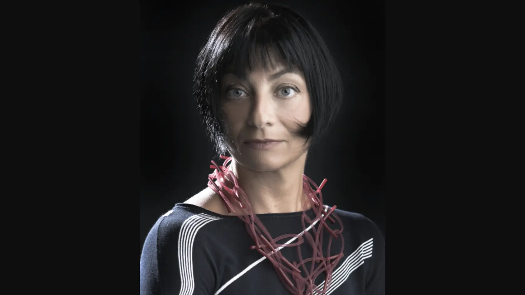 “Synèrgeia”, Anna Teresa Ritacco torna alle origini con una mostra tra materia, memoria e contemporaneo\n