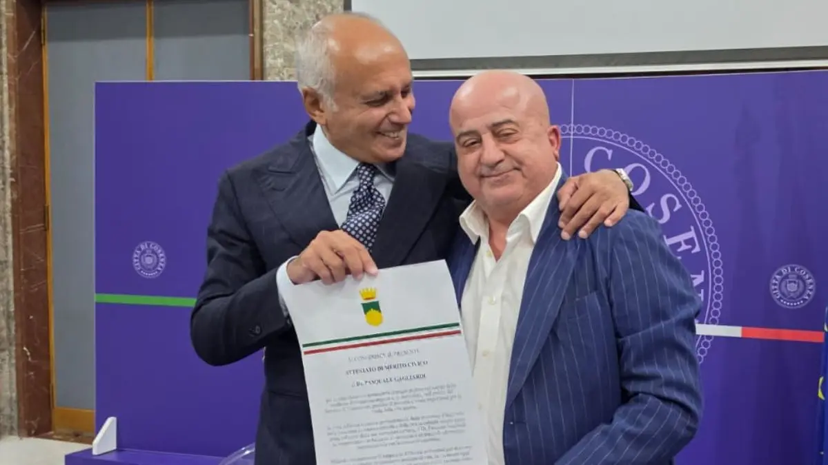 <p>Il sindaco di Cosenza Franz Caruso e il medico Pasquale Gagliardi</p>\\n