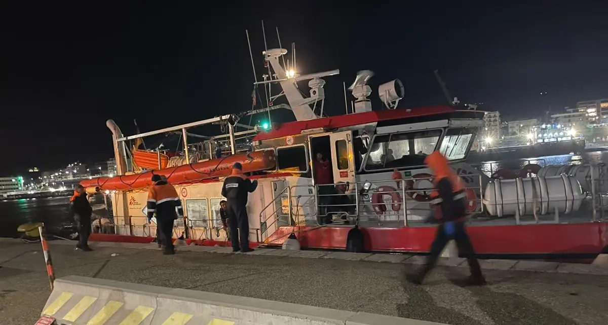Nel porto di Reggio la nave Oyvon di Medici Senza Frontiere con a bordo 33 migranti\n